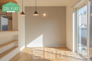 <p>【アクセントクロス】淡いグレーのアクセントクロスに、丸いブラケットライトが優しく浮かび上がるダイニングスペース。</p>

<p>白を基調とした室内に柔らかな印象を与え、お気に入りの家具を引き立ててくれます。また、大きな窓からの自然光と温かなライトの灯りが織りなす陰影は、朝夕で異なる豊かな表情を空間に添えてくれます。</p>

<p>すぐそばのキッチンカウンター下のニッチに季節の小物を飾れば、自分たちらしいお気に入りの場所の完成です。</p>
