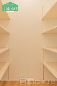 <p>【パントリー】食料品や調理器具など保管するのに便利なスペース。棚が可動式になっているので収納物に応じて高さ調整もできます。</p>
