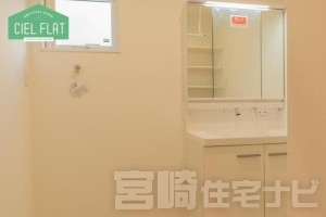 <p>【洗面所】洗面所には、うれしい「小窓」付き。朝の身支度も自然光がやさしく照らしてくれるから、気分もすっきりリフレッシュ。さらに、窓を開ければこもりがちな湿気やニオイも自然と換気できて、いつでも清潔感をキープできます。</p>
