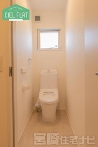 <p>【温水洗浄便座】いつでも快適にトイレを利用するためには無くてはならない必需品。温水洗浄便座は紙資源の節約はもちろん衛生面でも効果的です。</p>

