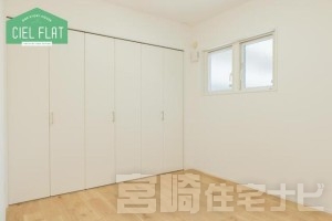 <p>【北西側洋室】約4.5帖の洋室は、子ども部屋や書斎、趣味スペースなどにぴったりなコンパクトサイズ。<br />
限られた空間の中にもしっかりとクローゼットを完備しており、衣類や日用品の収納に困りません。家具の配置がしやすいシンプルな間取りで、ライフスタイルや家族構成に応じて多目的に使える一部屋です。</p>
