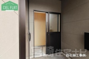 <p>【外部収納】アウトドア用品やベビーカー、季節家電、掃除道具など、室内には置きにくいけれど出し入れが多い物の収納にぴったりです。屋外にありながらも、しっかりとした扉付きでセキュリティも安心◎</p>
