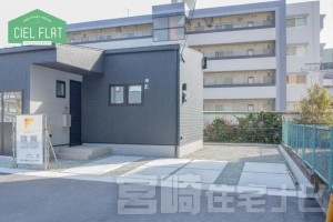 <p>敷地内に2台の駐車スペースを確保。</p>
