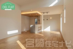 <p>【リビング】お好みの大きなソファやお気に入りのラグを配置してもゆとりがあり、ご家族のライフスタイルに合わせた自由なレイアウトが楽しめます。</p>

<p>視線の先にあるキッチンカウンター下には、便利なニッチを設けました。お気に入りの小物や家族の思い出の写真を飾る「見せる収納」として、空間にさりげない個性を添えてくれます。</p>

<p>高窓から差し込む陽光が木の温もりを美しく照らし出し、穏やかな時間が流れるリビングです。</p>
