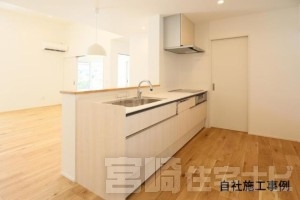 <p>【キッチン（人造大理石の天板）】キッチンは人造大理石の天板を使用。人造大理石は汚れが付きにくく、水垢も目立ちにくいので、お掃除は比較的に楽で水まわり設備に適した素材です。</p>
