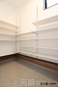 <p>ご家族との食事や会話を楽しむダイニングは、明るく開放感のある心地よい空間。<br />
自然と会話が弾み、家族の時間がより豊かに感じられます。<br />
キッチンとの動線もスムーズで、配膳や後片付けもラクにこなせる、暮らしにやさしい設計です。</p>
