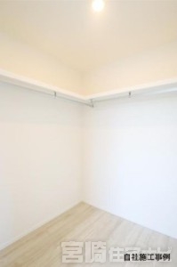 <p>【シューズクローク】収納力に優れたシューズクロークは玄関に広がりを持たせます。ベビーカーやお子様の自転車など収納不足を解消するストレスフリーな生活を感じてください。</p>
