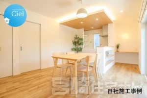 ご家族との食事や会話を楽しむダイニングは、明るく開放感のある心地よい空間。自然と会話が弾み、家族の時間がより豊かに感じられます。キッチンとの動線もスムーズで、配膳や後片付けもラクにこなせる、暮らしにやさしい設計です。