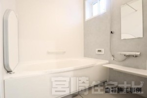 【浴室】保温機能付きの浴槽は、お湯が冷めにくく、光熱費の節約にもつながります。また、浴室乾燥機が付いており、梅雨の時期や花粉の季節にも大活躍。毎日の暮らしに嬉しい、快適さと経済性を備えた設備です。