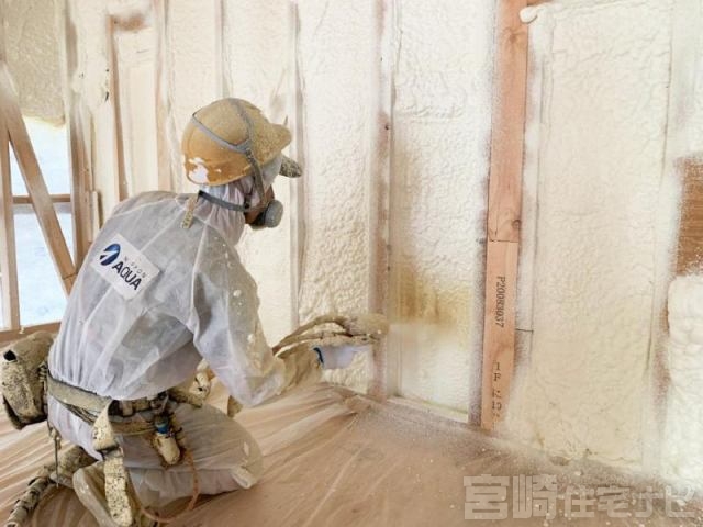【ウレタン断熱】ウレタン吹き付けを使用することにより細部に生じる隙間を完全に解消することが可能になるため、結露による建物の劣化を防ぎ、耐久性を高めます。