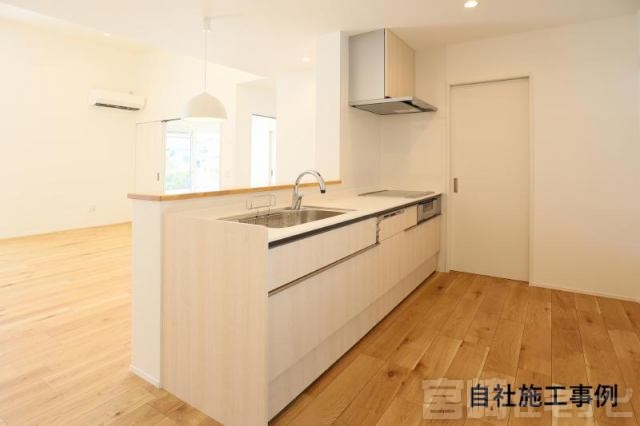 【キッチン(人造大理石の天板)】キッチンは人造大理石の天板を使用。人造大理石は汚れが付きにくく、水垢も目立ちにくいので、お掃除は比較的に楽で水まわり設備に適した素材です。