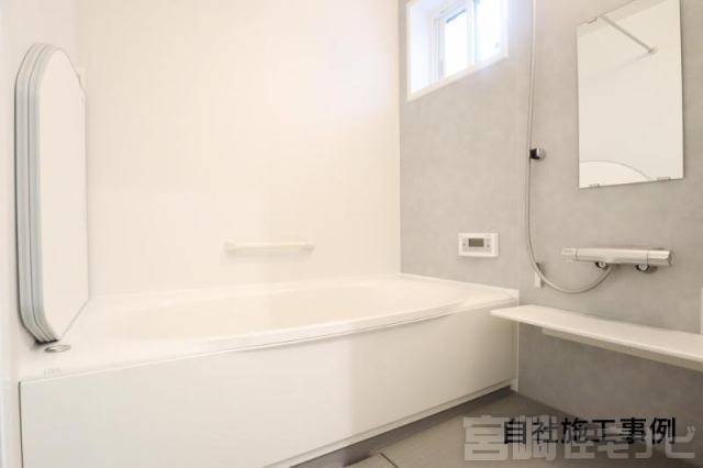 【浴室】保温機能付きの浴槽は、お湯が冷めにくく、光熱費の節約にもつながります。また、浴室乾燥機が付いており、梅雨の時期や花粉の季節にも大活躍。毎日の暮らしに嬉しい、快適さと経済性を備えた設備です。