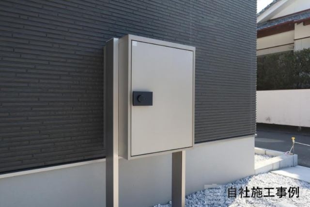 【宅配ボックス】不在時でも荷物が受け取れるので再配達の手間も省けます。