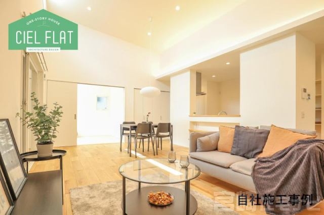 ご家族が集まるリビングは、明るく広がりのある心地よい空間。対面式キッチンを採用しているので、お料理をしながらご家族との会話や様子を見守れます。