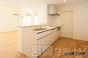 【洗面所】建売住宅とは思えない、まるで造作洗面台のLIXIL製品「カスタムバニティ」を採用。汚れやすい水栓も背面までボウルになっているためお手入れ楽々です。