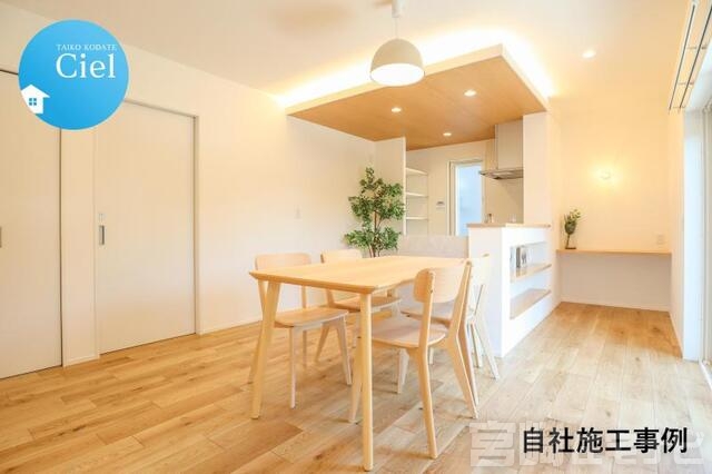 <p>ご家族との食事や会話を楽しむダイニングは、明るく開放感のある心地よい空間。<br />
自然と会話が弾み、家族の時間がより豊かに感じられます。<br />
キッチンとの動線もスムーズで、配膳や後片付けもラクにこなせる、暮らしにやさしい設計です。</p>
