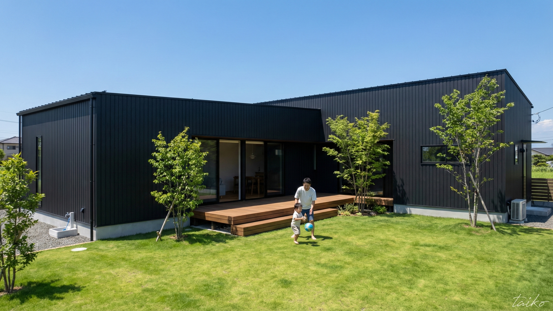 92坪の敷地を贅沢に活用。車種を選ばずゆったり停められる駐車スペースに加え、休日のBBQやお子様のプール遊びなど、ご家族の思い出を育むスペースとしても活躍します。隣地との距離もしっかり取れており、日当たりも良好です。