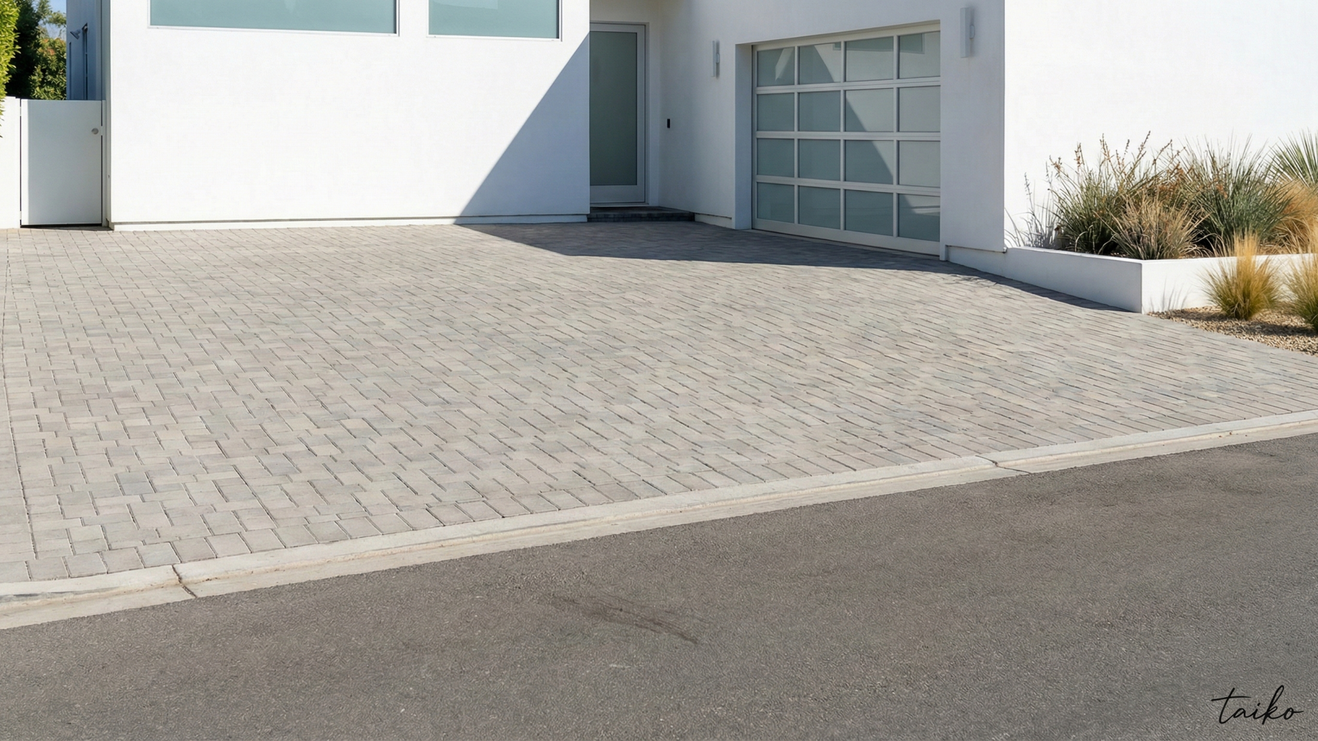 中心部でありながら、ゆとりある敷地計画を実現しました。毎日のカーライフをストレスフリーにする駐車3台分のカースペースを確保。ご夫婦の車に加え、来客用や将来のお子様の車用としても活用可能です。前面道路からの出入りもしやすく、日々の車の出し入れもスムーズに行えます。