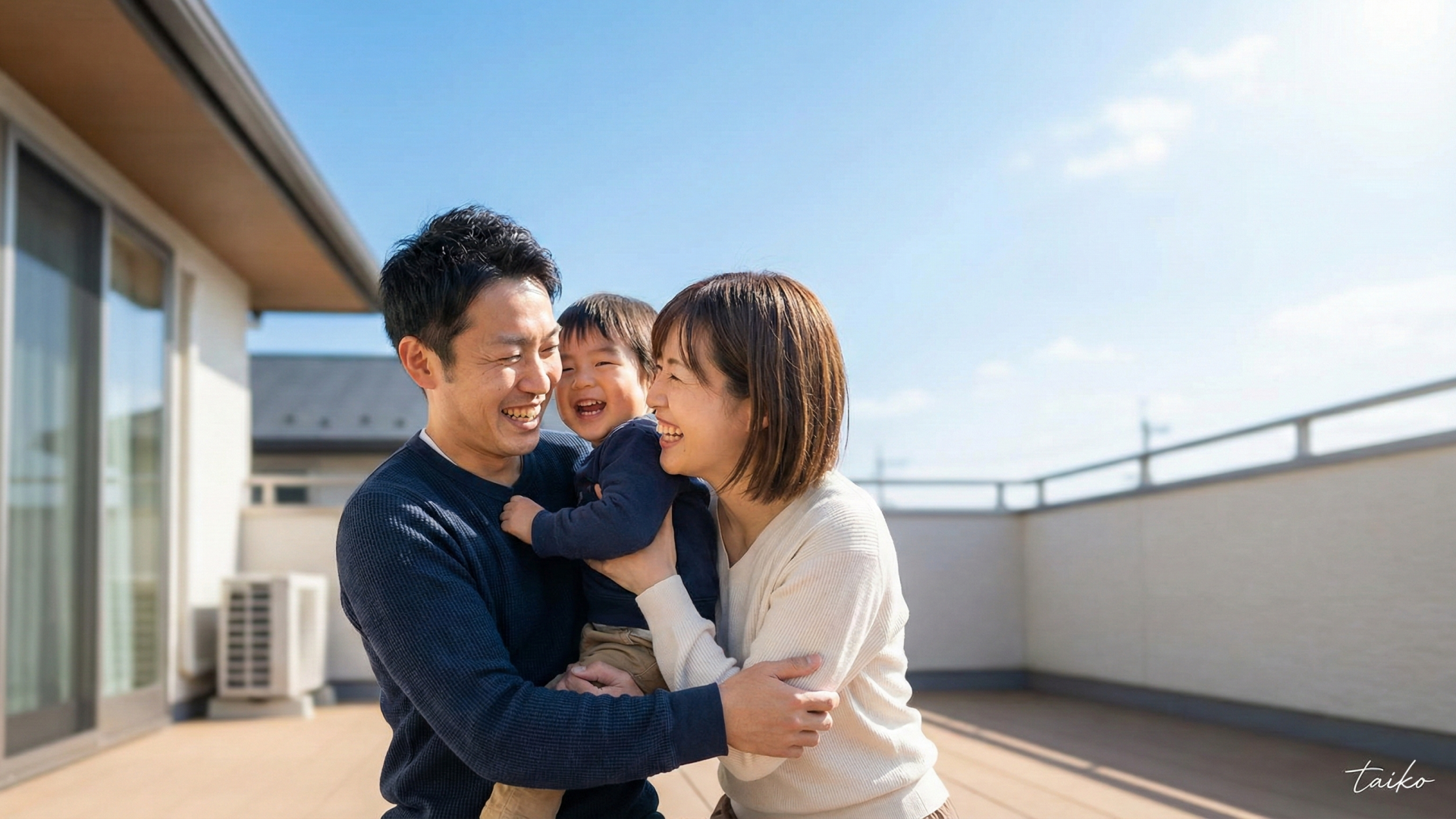 「明るさ」と「プライバシー」を両立する、賢い住まい選び。2階にLDKを配置することで、一日中安定した採光と心地よい風通しを確保しました。家事動線においては、水回りとリビングを同フロアに集約することで、「洗う・干す・畳む」の作業がスムーズに完結。さらに、CIELシリーズならではの適材適所の収納計画（ウォークインクローゼットやパントリー等）が、散らかりにくい美しい空間を維持します。家族の時間も、ひとりの時間も大切にできる、ゆとりのある住み心地をご体感ください。