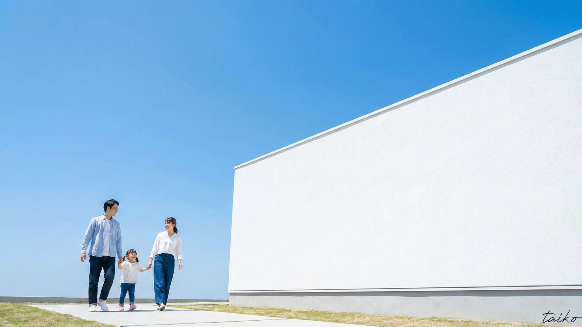 機能性と防犯性を考慮した、ゆとりの敷地計画。カースペースは並列で駐車しやすい配置を計画し、毎日の出し入れもスムーズです。玄関アプローチには、不在時の荷物受け取りに便利な「宅配ボックス」を標準設置。また、来訪者を映像で確認できる「カメラ付インターホン」や、雑草の抑制に配慮した「防草シート（砂利敷き）」など、入居後の手間や安心感にも配慮した外構プランとなっています。