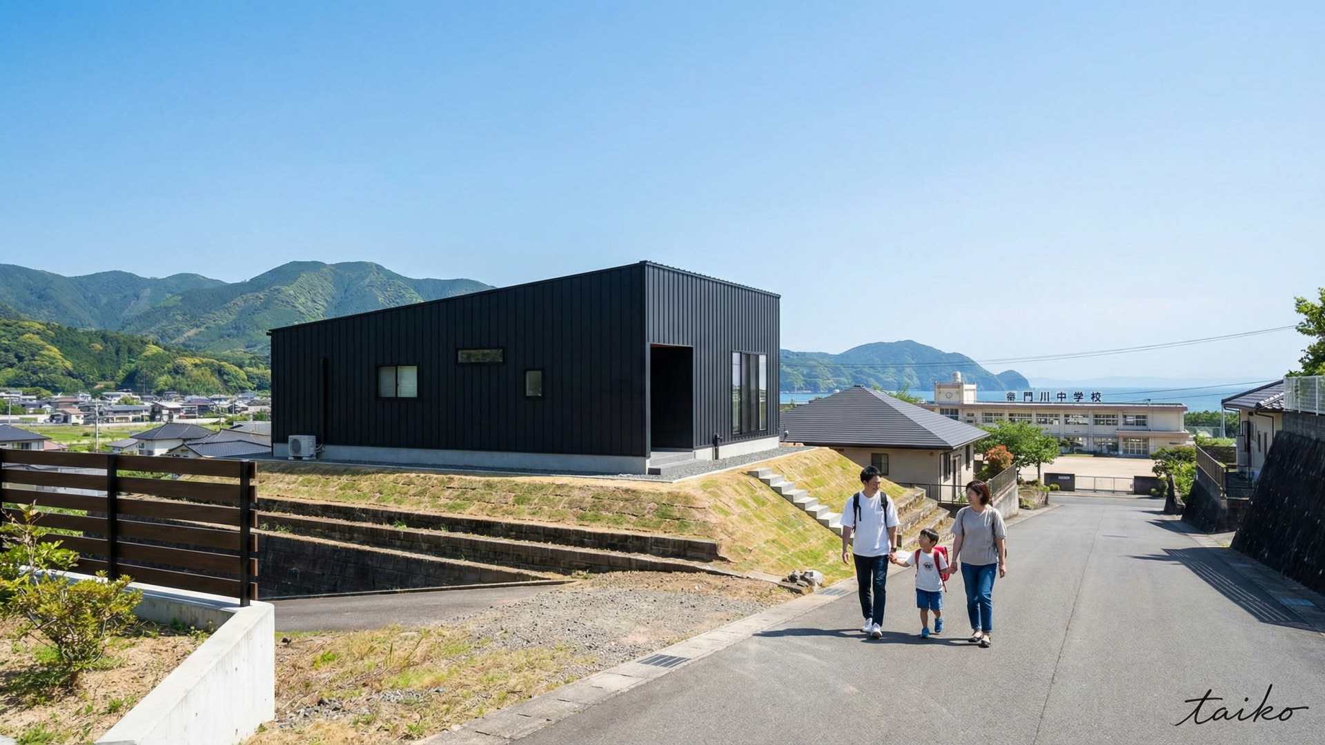 車の出し入れもスムーズ。ストレスフリーな敷地計画。毎日の駐車が負担にならないよう、カースペースをしっかりと確保。さらに、建物の周辺には防草シート（シート上砂利敷き）を施工済み。面倒な夏場のお手入れの手間を大幅に軽減し、きれいな外観を保ちやすくしています。