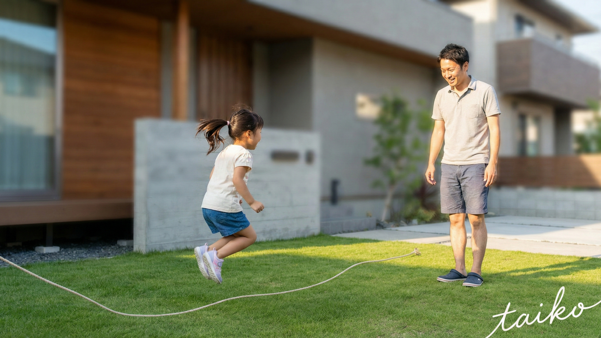 ゆとりと安心が共存する、落ち着いた住まい環境。敷地配置や前面道路の広さにまで配慮された、暮らしやすさを大切にした住まいの設計です。