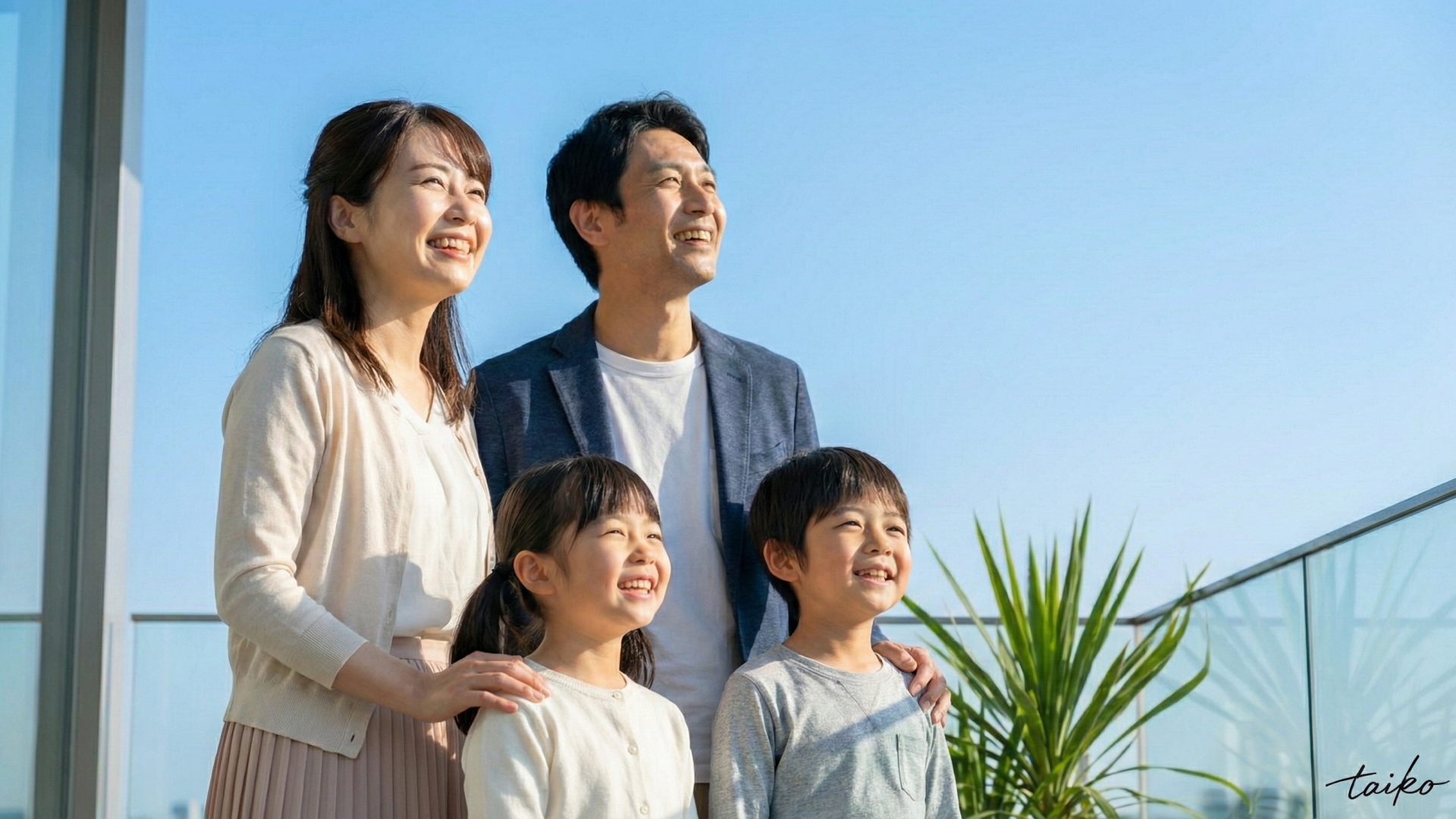 街中の空を独り占め。「屋上バルコニー（スカイバルコニー）」という、もう一つのリビングがある暮らし。本物件の最大のポイントは、周囲の視線を気にせず青空の下でランチやBBQを楽しめる「屋上バルコニー」です。市街地の住宅密集地であっても、屋上にプライベートな庭を持つことで、圧倒的な開放感と採光を確保しました。室内は家事動線を考慮した回遊性のある設計に加え、全室収納付きですっきりとした空間を維持。中心部の利便性と、リゾートのような非日常感が同居する、贅沢な住まいです。