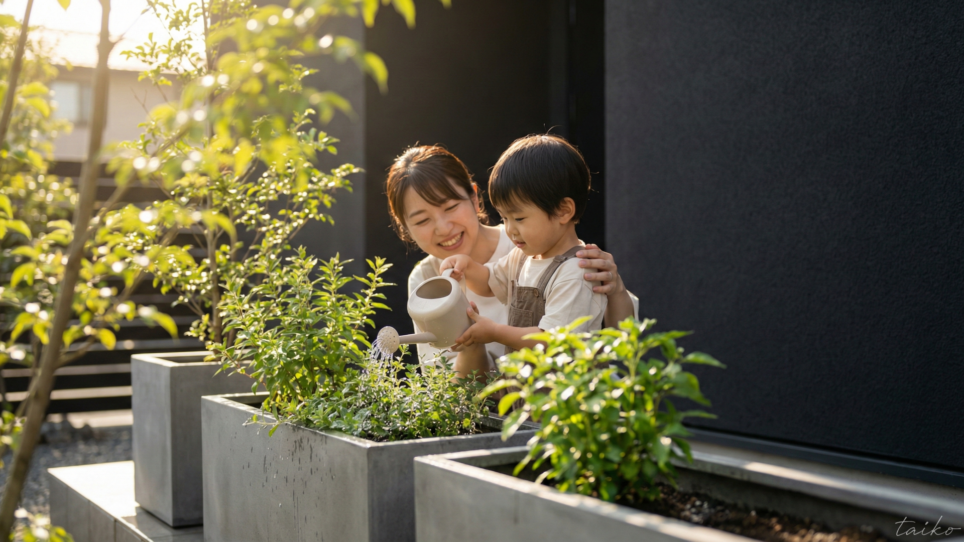 中心部でも諦めない「駐車スペース」。機能的に配置された敷地計画。土地の価格が高い市街地中心部エリアでありながら、毎日の生活に欠かせない駐車スペースもしっかりと確保しました。前面道路からの車の出し入れのしやすさにも配慮した区画設計。玄関アプローチには防草シートと砂利敷きを施し、雑草対策の手間を軽減しています。屋上を庭として使える分、敷地全体を効率的に活用し、中心部の生活における「ゆとり」を生み出しています。