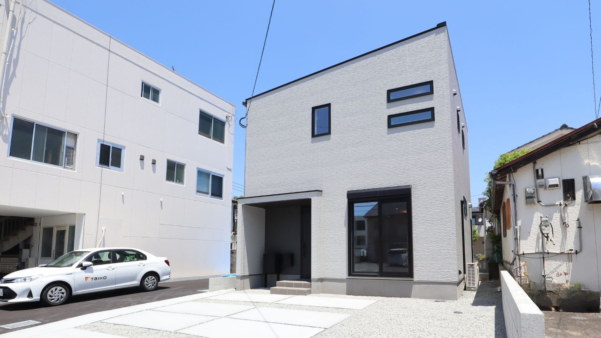 街中の敷地を有効活用し、建物の前面に並列で使える駐車スペースを確保。前面道路からアクセスしやすく、車の出し入れや荷物の積み下ろしもスムーズです。駐車スペースから玄関までの移動も短く、日々使いやすい外構計画です。