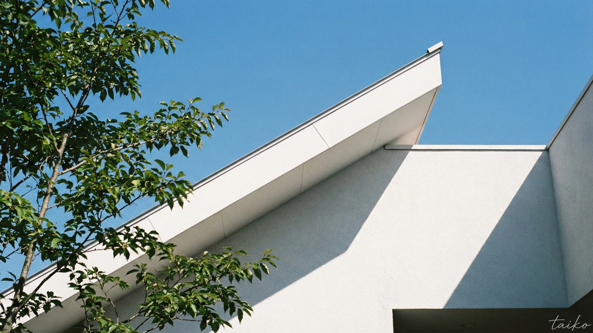 【南棟】街中の限られた敷地を有効活用し、並列での駐車スペースを確保。前面道路からの視線を考慮した建物配置により、プライバシーを守りながらも車の出し入れがスムーズに行えるよう計画されています。宅配ボックスも完備しており、不在時の荷物受け取りもスムーズです 。【北棟】大切な愛車を雨風から守るインナーガレージとしての活用はもちろん、バイクや自転車の駐輪スペース、雨の日の子供の遊び場としても機能します。機能的な駐車計画と植栽スペースのバランスを整え、街中の暮らしに潤いと実用性をもたらす外構計画となっています。