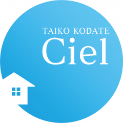 家がいちばんの遊び場になる。屋上バルコニーで、空の下のランチタイムを。高台の開放感とプライベート空間を同時に手に入れる贅沢な１棟。