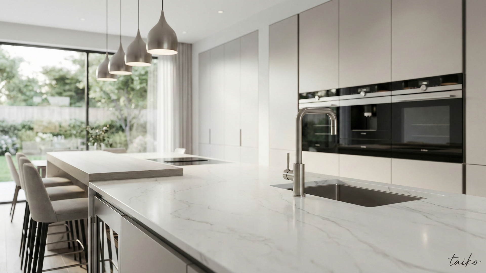 ゆとりのカースペースと、メンテナンスフリーな敷地計画。毎日のカーライフを快適にするため、並列での駐車が可能なゆとりあるスペースを確保しています（※現地要確認）。また、建物周囲には防草シートと砂利敷きを標準施工 。面倒な草むしりの手間を軽減し、入居後のメンテナンス負担を減らす工夫が施されています。