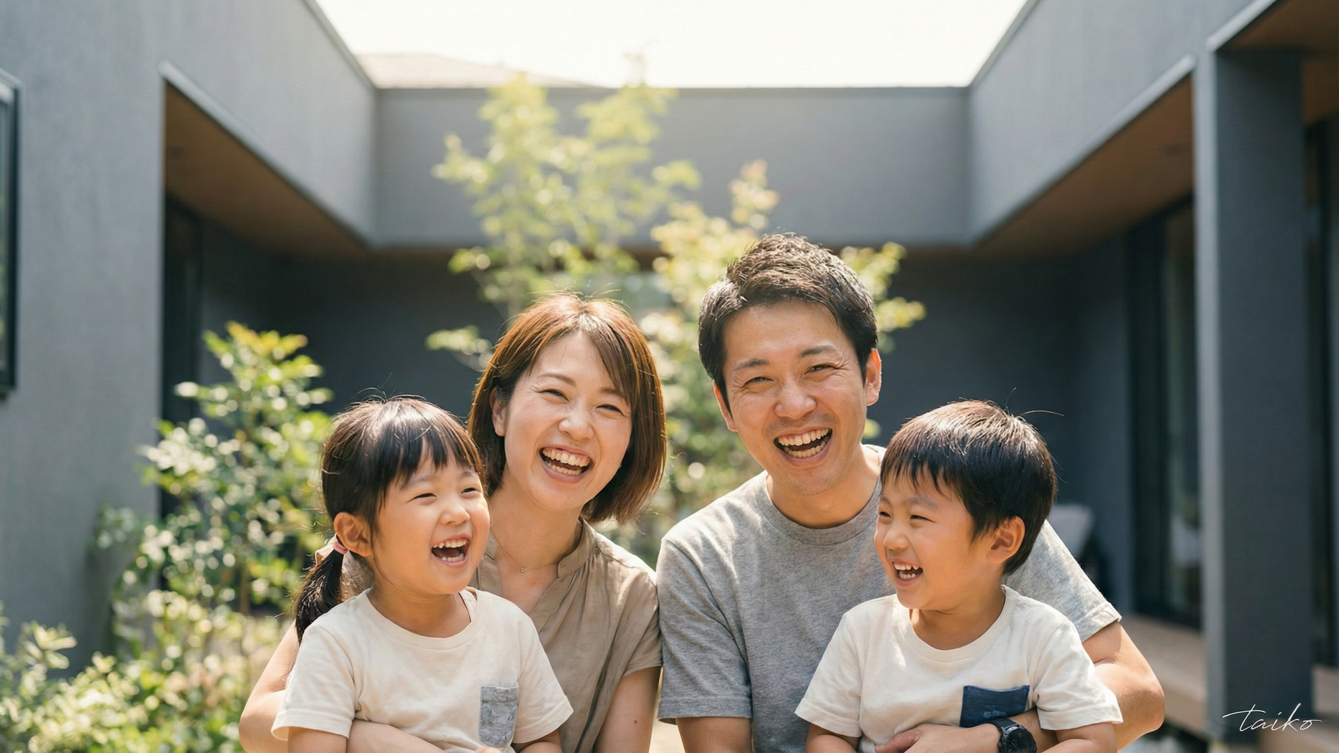 「デザイン」×「性能」×「動線」。永く住み継ぐためのこだわり。地震に強い家。制震ダンパーを標準搭載し、繰り返す揺れから住まいを守ります。夏涼しく冬暖かい。ウレタン断熱とLow-E複層ガラス、樹脂窓により、一年中快適な室温をキープ。家事ラク動線。回遊性のある間取りや適材適所の収納計画が、日々の家事をスマートにアシストします。