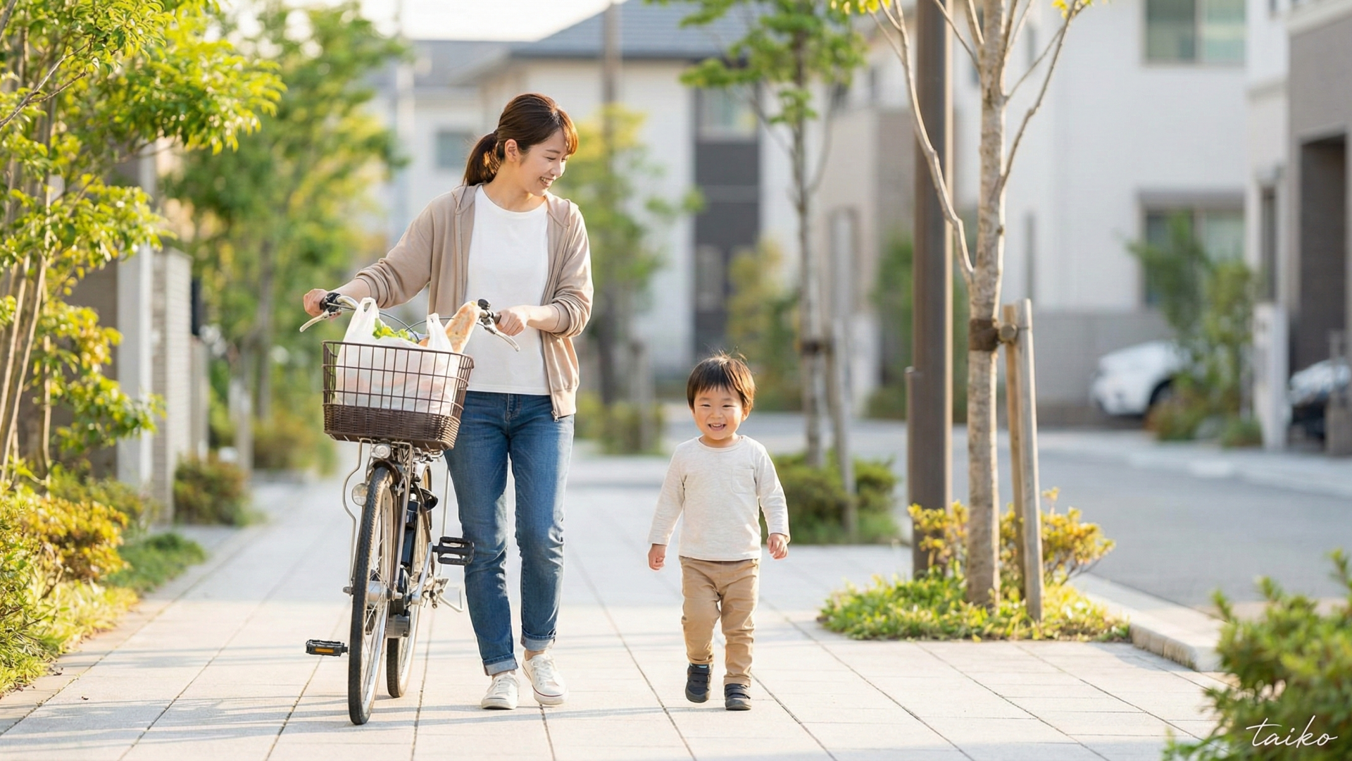 「職・住・遊」が調和する、江平東のロケーション。宮崎神宮の杜の潤いと、中心市街地の利便性を享受するポジション。大通りから一本入れば、そこは落ち着いた住宅街。通勤・通学の快適さはもちろん、休日のショッピングや外食も徒歩や自転車圏内で完結する、中心部生活の利便性を享受できるエリアです。
