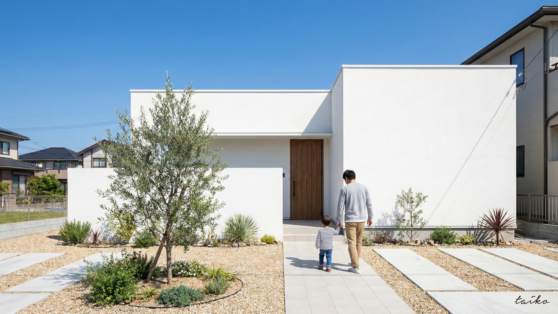 中心部で叶える、ゆとりのカースペースとメンテナンスフリーな外構計画。宮崎市中心部エリアでありながら、敷地内には並列2台分の駐車スペースを確保。毎日の車の出し入れもスムーズに行えるゆとりの配置計画です。アプローチやカースペースには土間コンクリート舗装を施し、建物周りには防草シート（砂利敷き）を標準施工 。面倒な草むしりの手間を大幅に軽減し、美観と機能性を長く保ちます。さらに、不在時でも荷物を受け取れる宅配ボックスや郵便ポストも設置済みで、共働きのご家庭にも嬉しい外構スペックです 。