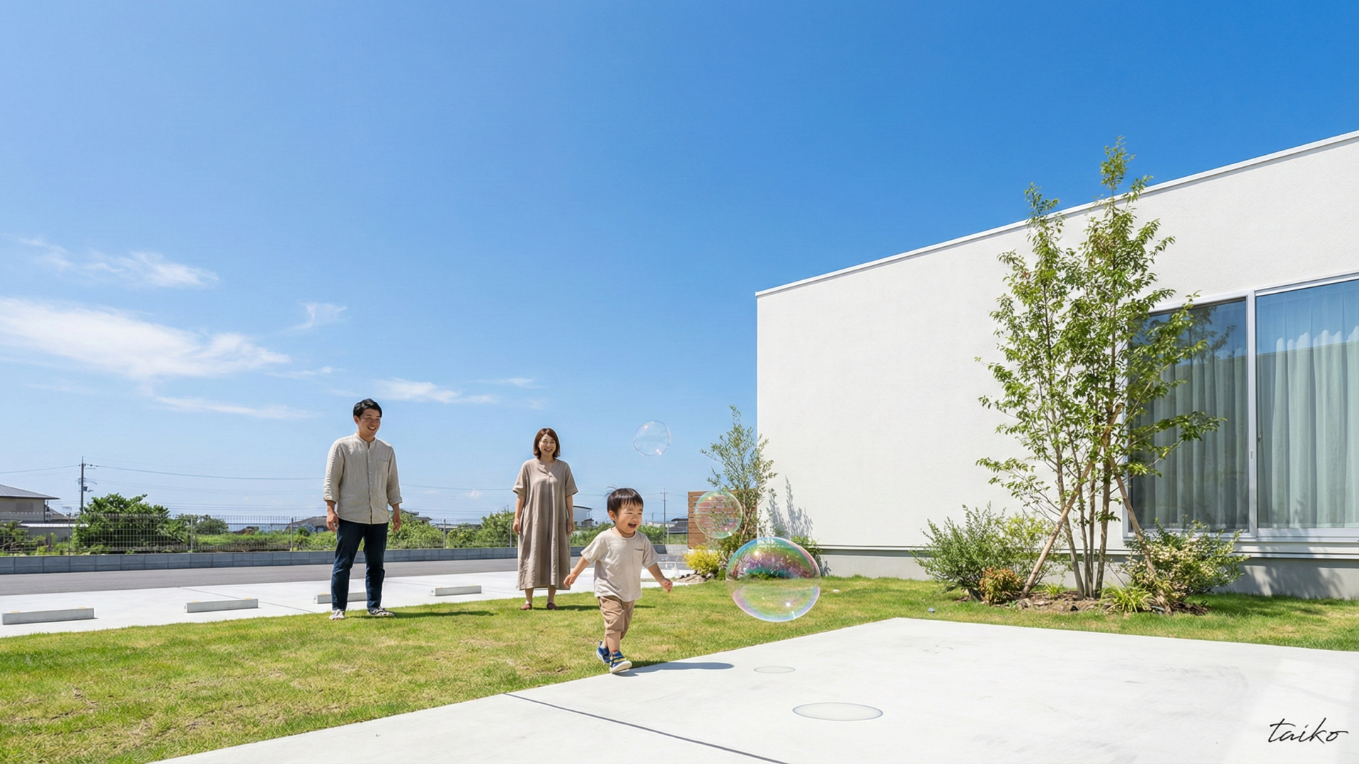 【最大4台駐車可能】来客時も安心の広々カースペース。市街地でありながら、敷地を贅沢に活用し、最大4台分の駐車スペースを確保しました（車種による）。共働きで2台所有のご家庭でも、ご両親や友人が遊びに来た際に気兼ねなく停めていただけます。建物周りには防草シートと砂利敷きを施し、雑草対策も万全です。