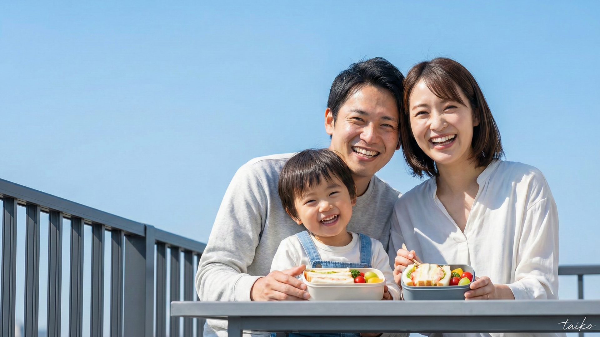 「家事ラク」と「遊び心」を詰め込んだ設計。1階には大容量の「パントリー」を備え、生活感が出やすいキッチン周りをいつでもすっきりと保てます。そして2階には、天候や時間を気にせず洗濯物が干せる頼もしい「サンルーム」を配置し、毎日の洗濯ストレスを軽減。機能的な「家事ラク」空間に加え、1階の「小上がり和室」での寛ぎや、空に近い「屋上バルコニー」の開放感が、ご家族の日常にプラスアルファの楽しみをもたらします。