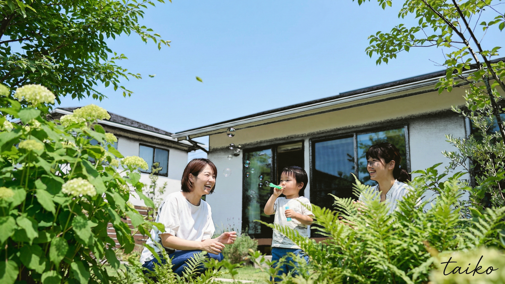 南面にゆったりとしたスペースを確保した、贅沢な配棟計画。複数台停められるカースペースを備え、毎日の車の出し入れもスムーズです。さらに、リビングやサンルーム、ウッドデッキにはたっぷりと陽光が降り注ぐよう計算された配置。周囲の視線を適度に交わしながら、明るく開放的な暮らしを叶える敷地計画です。