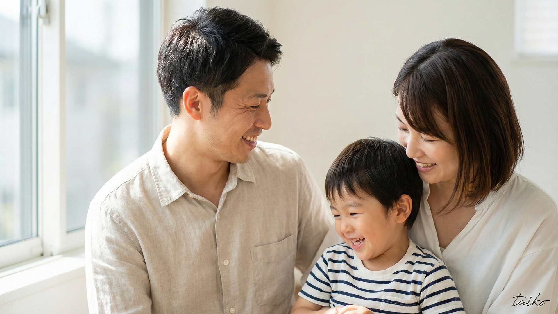 南向きに12mという贅沢な間口を確保し、建物を境界線から離してゆったりと配置。隣家の影の影響を受けにくく、リビングの南窓からは一日中柔らかな光が舞い込みます。郊外ならではの静かな環境と相まって、家族が自然と集まる居心地の良い空間を実現しました。