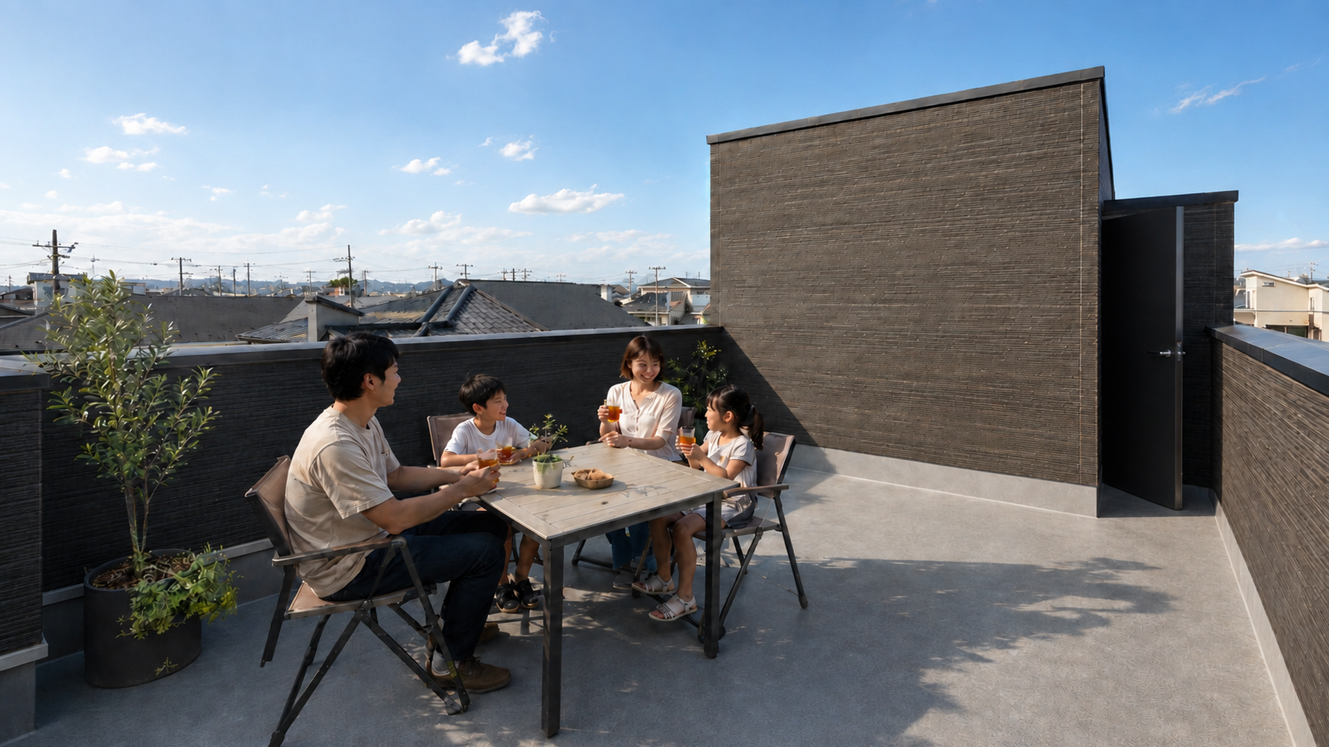 「空」と繋がる屋上バルコニーと、日々の暮らしを美しく整える家事ラク設計。屋上に設けられた8.7帖のルーフバルコニーは、周囲の視線を遮りながらも空と直接繋がる特別な空間。外の目を気にすることなく、家族だけのプライベートな時間をゆったりと楽しめます。室内には、日々の生活をスムーズにする工夫をちりばめました。家族の入浴中も気兼ねなく使える「洗面・脱衣分離」の設計に加え、シューズインクロークやパントリー、各階のファミリークロークなど適材適所に収納を配置。生活感をすっきりと隠し、いつでも心地よい住空間を実現しました。
