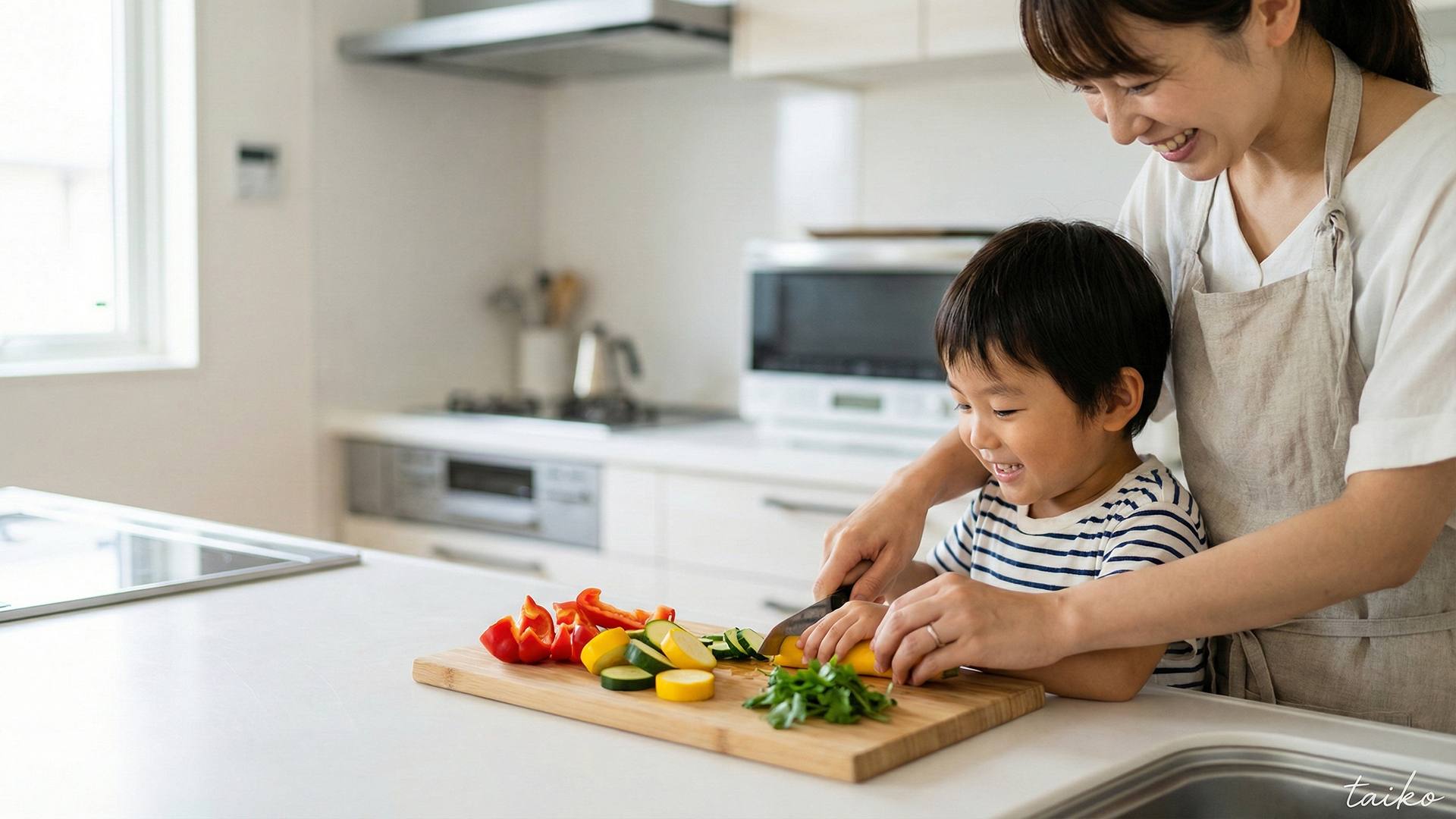 毎日の暮らしを彩る充実の標準設備。キッチンにはIHクッキングヒーターや深型の食器洗い乾燥機、タッチレス水栓を採用。さらに本物件だけの特別特典として、販売価格据え置きでカップボードを標準装備しました。初期費用を抑えつつ、食器や家電もスッキリ片付きます。また、断熱性の高い樹脂窓やウレタン断熱が一年を通して快適な室温をキープ。スマートキーや宅配ボックス等も備え、ご家族の日常を細部から支えます。