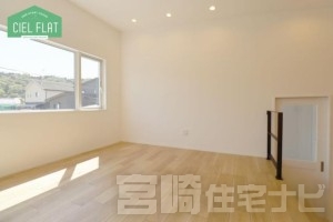 <p>嬉しいリビングエアコン付き！高い位置のリビングは人通りを気にすることなく、道路の先の山並みを眺めることができます。この敷地環境に適したリビング空間です。</p>
