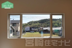 <p>窓から外を見ると田園風景が望めます。</p>
