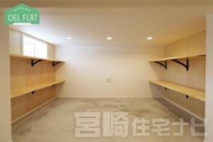 <p>こちらがリビング下のアンダーロフトです。収納としてはもちろん、お子様の遊び場としてもオススメです。ドアを設けており外部からの利用も可能です。</p>
