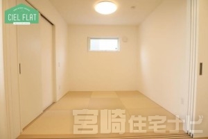 <p>リビングに繋がる独立の和室は玄関ホールからもアクセスが可能なので客室や応接間として最適。お子様のお昼寝スペースにもおすすめです。</p>
