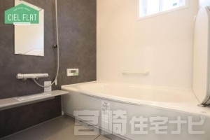 <p>お部屋と浴室の温度差をなくすことで、ヒートショックを防ぐことができます。 浴室保温の効果を高めることで、追い炊きやお湯足しの回数が減るので、光熱費の節約につながります。</p>
