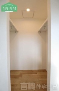 <p>【ウォークインクローゼット】奥行きがあるスペースなので収納するものの幅を気にすることがありません。スーツケースやゴルフバックなど大きいものも収納することができます。お好みでボックスや吊り棚も設置できるので自分好みの収納スペースが作れるのも魅力的です。</p>
