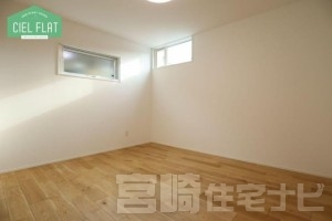 <p>【洋室１】７帖のゆったり洋室です。大容量のウォークインクローゼット付きなのでお部屋を広々と使えます♪</p>
