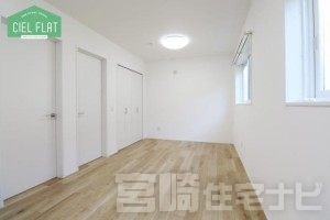 <p>【洋室2・3】9帖のゆったり洋室です。収納スペースも２か所あり、仕切りをつくって２部屋に分けることも可能です！</p>
