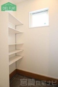 <p>収納力に優れたシューズクロークは玄関に広がりを持たせます。ベビーカーやお子様の自転車など収納不足を解消するストレスフリーな生活を感じてください。</p>
